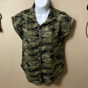 Camouflage Girls Short Sleeve Shirt Excellent Used Condition size S ( 3-5 )
